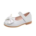 Detail von weißen Mädchen-Schuhen mit Schleife, strukturiertem Leder und Gummisohle - Gemischte Größen / Weiß