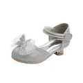 Nahaufnahme der glitzernden Prinzessin-Sandalen mit Strass und Perlenriemen für Mädchen - EU 25 / Silber