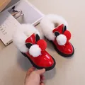 Rode sneeuwlaarzen voor meisjes van laksierleer met wit imitatiebont en pompons - 33 (19.9cm) / Rood