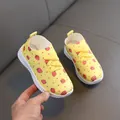 Atmungsaktive gelbe Kinderschuhe mit Erdbeerdruck und rutschfesten Gummisohlen - Größe 21 (Innenlänge 13CM) / Gelb (199)