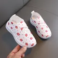 Atmungsaktive Mesh-Babyschuhe in Weiß mit Erdbeermuster und rutschfester Gummisohle - Größe 21 (Innenlänge 13CM) / Weiß (199)