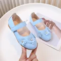 Zapatos Mary Jane azul claro para niña con flores de cuero decorativas y perlas finas - Azul