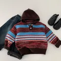 Detailopname van een gestreepte gebreide trui met capuchon, kleurrijke patronen en knoopsluiting - 90cm / Gekleurde Strepen