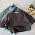 Maglia a maniche lunghe grigio scuro da bambino con jeans azzurri e scarpe stile vintage - 90cm / Grigio Carbone