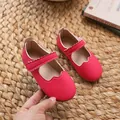 Mädchen Mary Janes in leuchtendem Rosarot mit gewelltem Rand und Klettverschluss - Fuchsia