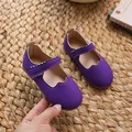 Lila Mädchen Mary Jane Prinzessinnenschuhe mit Wellenkanten und Gummisohle auf Strohmatte - Lila