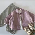 Flachbild-Set: hellviolettes Hemden für Jungen, T-Shirt und gestreifte Kinderhose - 90cm / Rosa