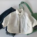 Flachbild von Jungen Baumwollhemd in Weiß mit Streifen-T-Shirt und blauer Jeanshose - 90cm / Weiß