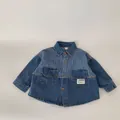 Primer plano detallado del patchwork de mezclilla a rayas en camisa infantil de manga larga - 90 / Azul