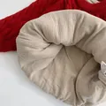 Maglione rosso a trecce con fodera a coste beige ed etichetta con istruzioni - 90 / Rosso Ispessito