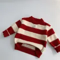 Gros plan sur le col et l'étiquette d'un pull en tricot rayé rouge et blanc pour enfant - Style 100 Rayures Bleu/Beige / Rouge & Blanc