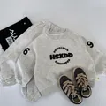 Kinder Sportset in Hellgrau mit Buchstabendruck und elastischer Hose in Flachlage - Off-White Grau / 90cm