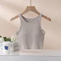 Ärmelloses beiges geripptes Yoga-Tanktop mit integrierten Pads und schmaler Passform - S / Beige
