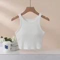 Débardeur court blanc côtelé avec soutien-gorge intégré et col montant pour l'été - Blanc