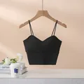 Top corto negro minimalista con cuello en V, tirantes finos y almohadillas integradas - S / Negro