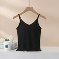 Camiseta minimalista negra de modal con tirantes finos y almohadillas integradas - S / Negro
