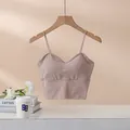 Bralette rosa empolvado con almohadillas y tirantes finos en percha madera - S / Caqui