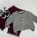 Detail van de jongensset met gestreept katoenen T-shirt met olifantprint en bordeaux broek - 90cm / Grijs Beige Streep