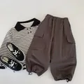 Polo rayé pour garçons et pantalon cargo avec poches latérales posés à plat sur fond blanc - 90cm / Gris Fer