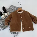 Bruin gebreid vest met houten knopen en gestreepte broek voor kinderkleding - 100cm / Gembergeel