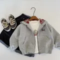 Dettaglio flat lay della giacca con cappuccio grigia per bambini con ricamo di cucciolo - 90cm / Grigio Melange