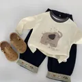 Piatto di maglietta avorio con stampa elefante e jeans blu con ricami di animali - 80cm / Beige