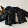 Primer plano de chaqueta acolchada niño con cuello de pana y camiseta de rayas - 90cm / Negro