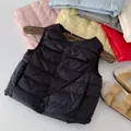 Details der verschiedenen Farben und Druckknopfverschlüsse der leichten Kinder-Daunenwesten - 90cm / Schwarz
