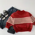 Pull en tricot à rayures rouges et blanches avec jean bleu marine et sandales noires - Rouge / 90cm