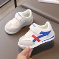 Sneakers casual per bambini in bianco e grigio con velcro e suola in gomma antiscivolo - Taglia 21 (13.5cm) / Blu