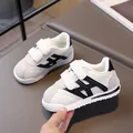 Scarpe sportive classiche bianco e nero per bambini con chiusura a velcro e punta rinforzata - Taglia 21 (13.5cm) / Nero (2603)
