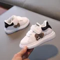 Sneakers classiche bianco e nero per neonati con orsetto di peluche e velcro - EU 21 / Nero