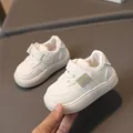 Weiße Baby Lauflernschuhe aus Kunstleder mit Klettverschluss und dicker Gummisohle - 16 / Cremeweiß