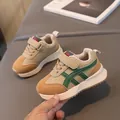 Retro Kinder Sportschuhe in Khaki und Braun mit rutschfester Sohle und Klettverschluss - EU 21 / Khaki
