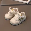 Rutschfeste Lauflernschuhe für Kleinkinder aus cremefarbenem Leder mit Zehenschutz-Kappe - EU 21 / Khaki