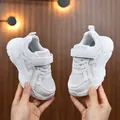 Scarpe bianche traspiranti per bambini con tessuto mesh e chiusura a strappo - EU 26 / Bianco