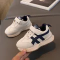 Kinder Sportschuhe in Cremeweiß mit blauen Streifen und Klettverschluss für Jungen und Mädchen - EU 21 / Beige