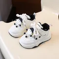 Sneakers per bambini beige e nere con simpatico ciondolo a pecora e dettagli a cuore - Taglia 21 (13.5cm) / Bianco e Nero