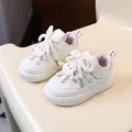 Sneakers per bambini bianche e rosa con ciondolo a cartone animato e motivi a cuore - Taglia 21 (13.5cm) / Bianco e Rosa