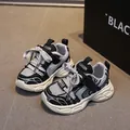 Sneakers traspiranti per bambini bianche e nere con suola antiscivolo e velcro - EU 21 / Nero