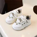 Sneakers per bambini bianche e marroni con lacci spessi e ciondolo a cartone animato - Taglia 22 (Interno 14cm) / Bianco Marrone