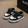 Sneakers per bambini bianche e nere con chiusura a strappo e pelle sintetica traforata - Taglia 15 Lunghezza Interna 12cm / Nero