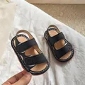 Sandali in pelle nera per neonati con chiusura a strappo e suole in gomma antiscivolo - Taglia 16 (Lunghezza Interna 11,5 cm) / Nero