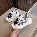 Sandali sportivi per bambini in mesh bianco e nero con suola spessa antiscivolo - EU 22 / Nero