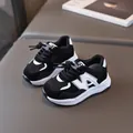 Kids breathable black and white mesh running sneakers with adjustable bungee laces - Size 21 (13.5cm) / Black
