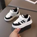 Sneakers basse da bambino classiche bianche e nere con velcro e suola spessa - Taglia 22 Lunghezza Interna 13.5cm / Nero