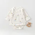 Detail eines weichen Baumwoll-Babystramplers mit Milchflaschen-Print und Seitenbindung - 52 / Milchflaschen-Druckstil