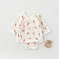 Dettaglio tutina in cotone per neonati con stampa di carote e lacci laterali piatti - 52 / Stile Stampa Carota