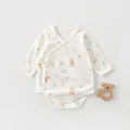 Dettaglio di un body per neonati in cotone con stampe di orsi e chiusura laterale - 52 / Stile Orso Foglia