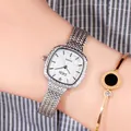 Montre carrée argentée élégante avec bracelet en maille d'acier sur poignet féminin - Cadran Blanc Argenté